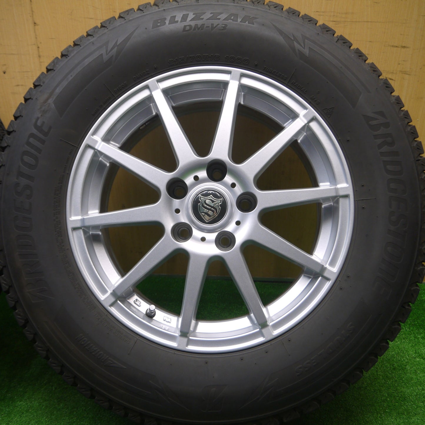 [送料無料] キレイ★スタッドレス 215/70R16 ブリヂストン ブリザック DM-V3 社外 アルミ 16インチ PCD114.3/5H★4091802Hス