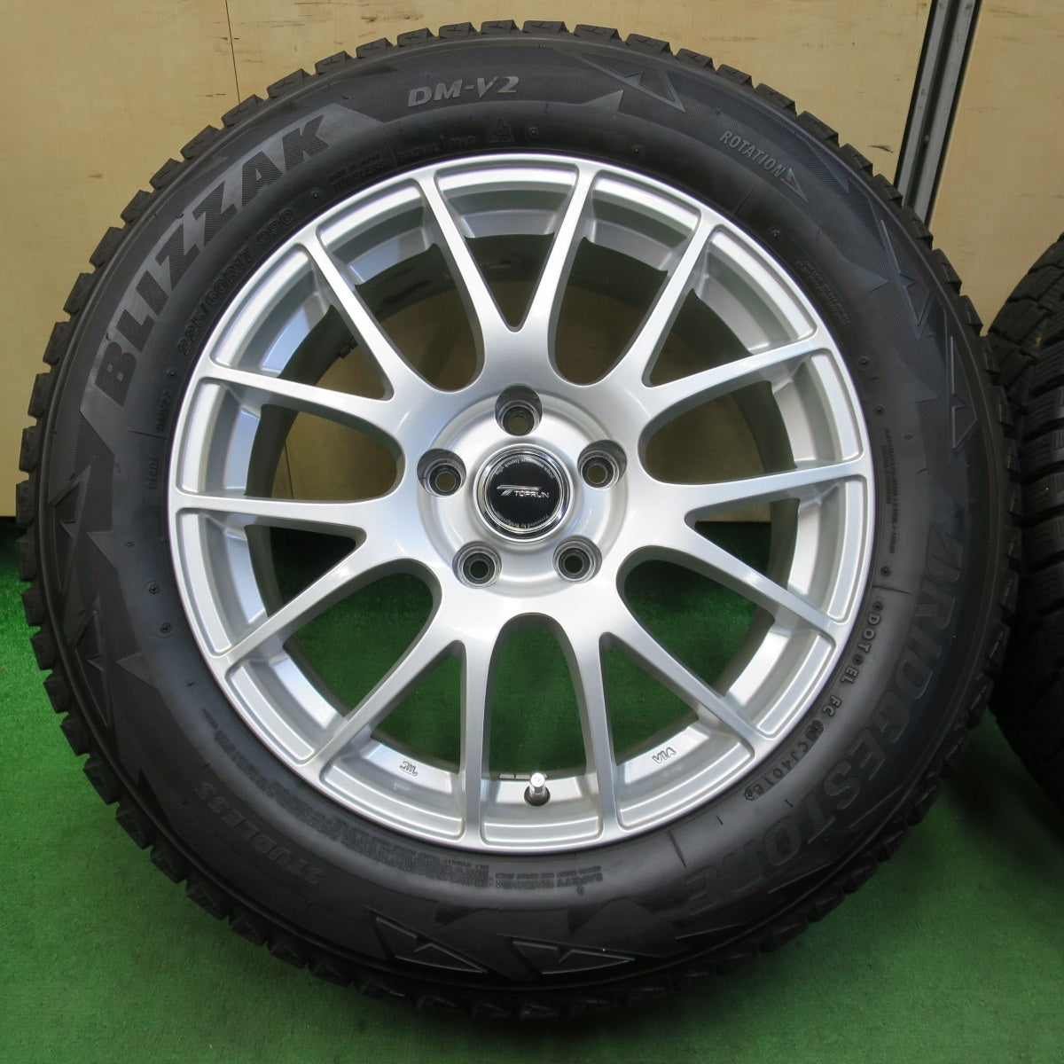 [送料無料] バリ溝！キレイ！8.5分★スタッドレス 225/60R17 ブリヂストン ブリザック DM-V2 TOPRUN トップラン 17インチ PCD114.3/5H★4103010イス