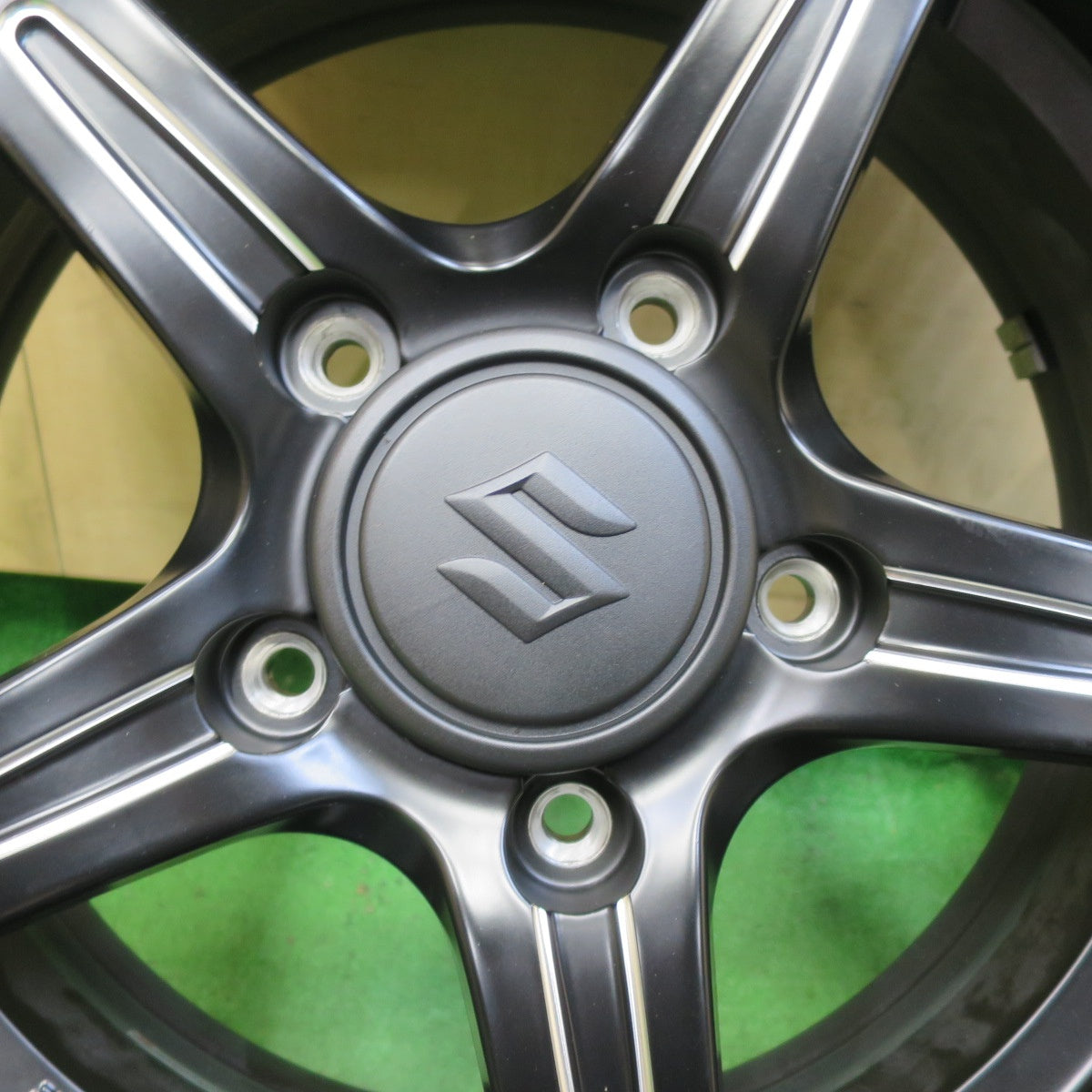 バリ溝！23年！キレイ！ほぼ10分★スズキ JB23 ジムニー 純正 175/80R16 スタッドレス ブリヂストン ブリザック DM-V3 16インチ PCD139.7/5H★5070608イス