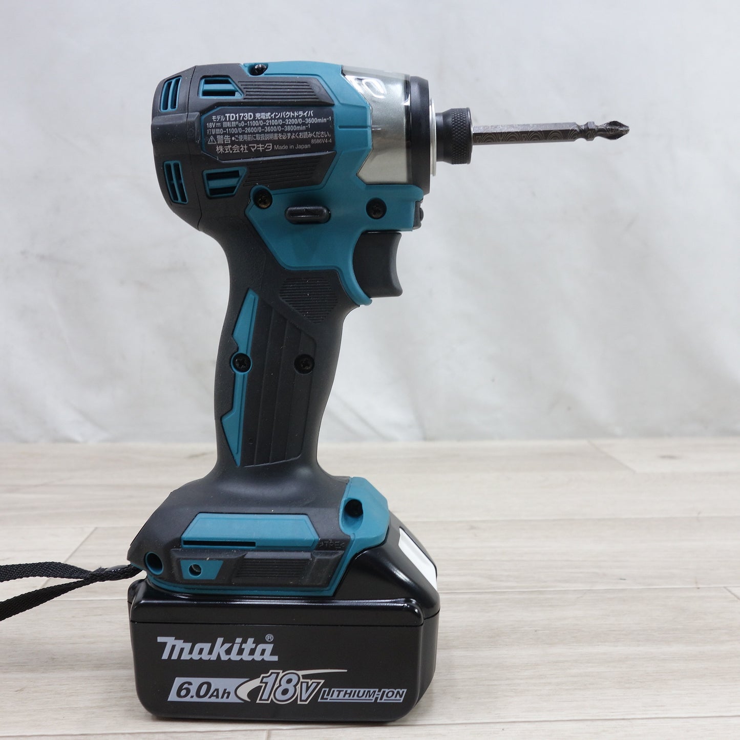 [送料無料] 美品！バッテリー2個◆マキタ 充電式 インパクトドライバ TD173D 電動 工具 18V 充電器 DC18RF makita◆