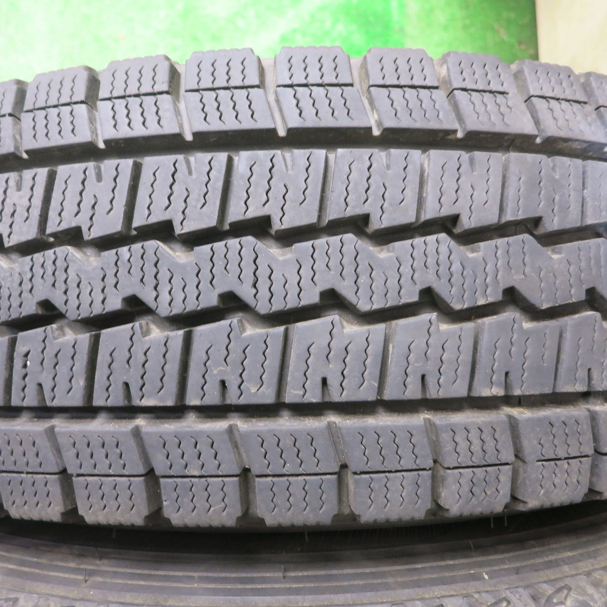 バリ溝！22年！キレイ！9.5分★スタッドレス 195/80R15 107/105L ダンロップ ウインターマックス SV01 PRODITA HC プロディータ 15インチ PCD139.7/6H★5051603NJス