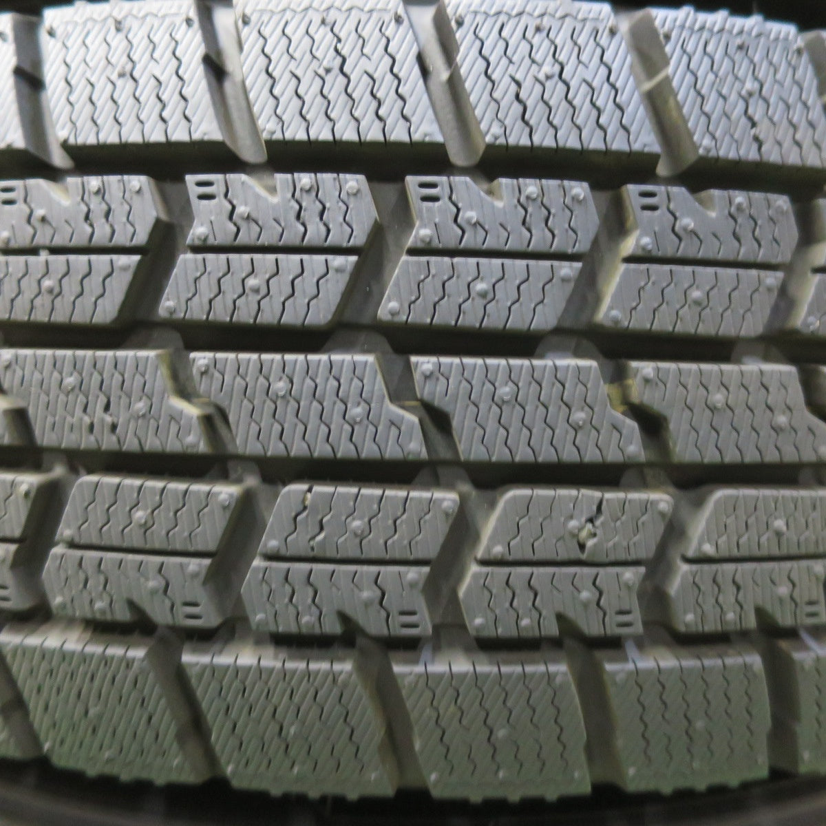 バリ溝！24年！キレイ！ほぼ10分★スタッドレス 175/70R14 グッドイヤー アイスナビ7 ravrion RS01 ラブリオン 14インチ PCD100/4H★5082303イス