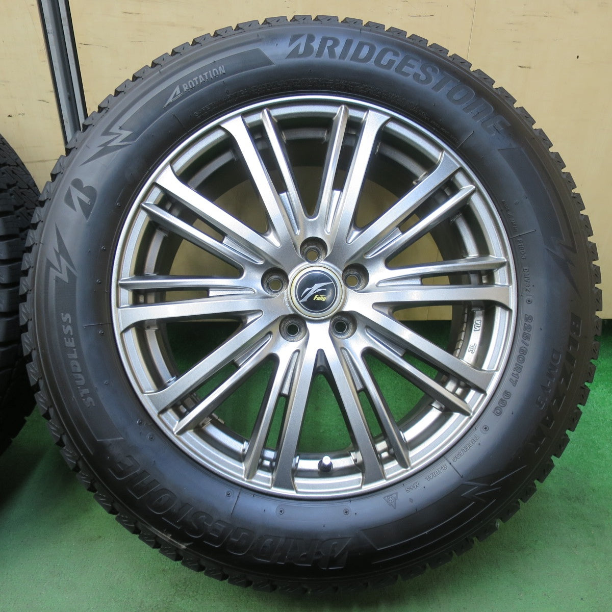 バリ溝！22年！9.5分★フォレスター XV 等 225/60R17 スタッドレス ブリヂストン ブリザック DM-V3 Fang ファング 17インチ PCD100/5H★5103010イス