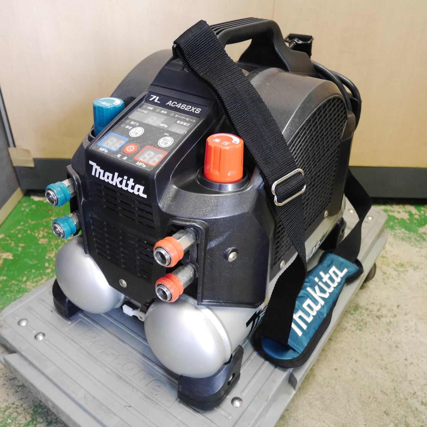 [送料無料] キレイ☆マキタ エアコンプレッサ AC462XS 50-60Hz エアー ツール 工具 黒 ブラック 高圧 両用 Makita☆