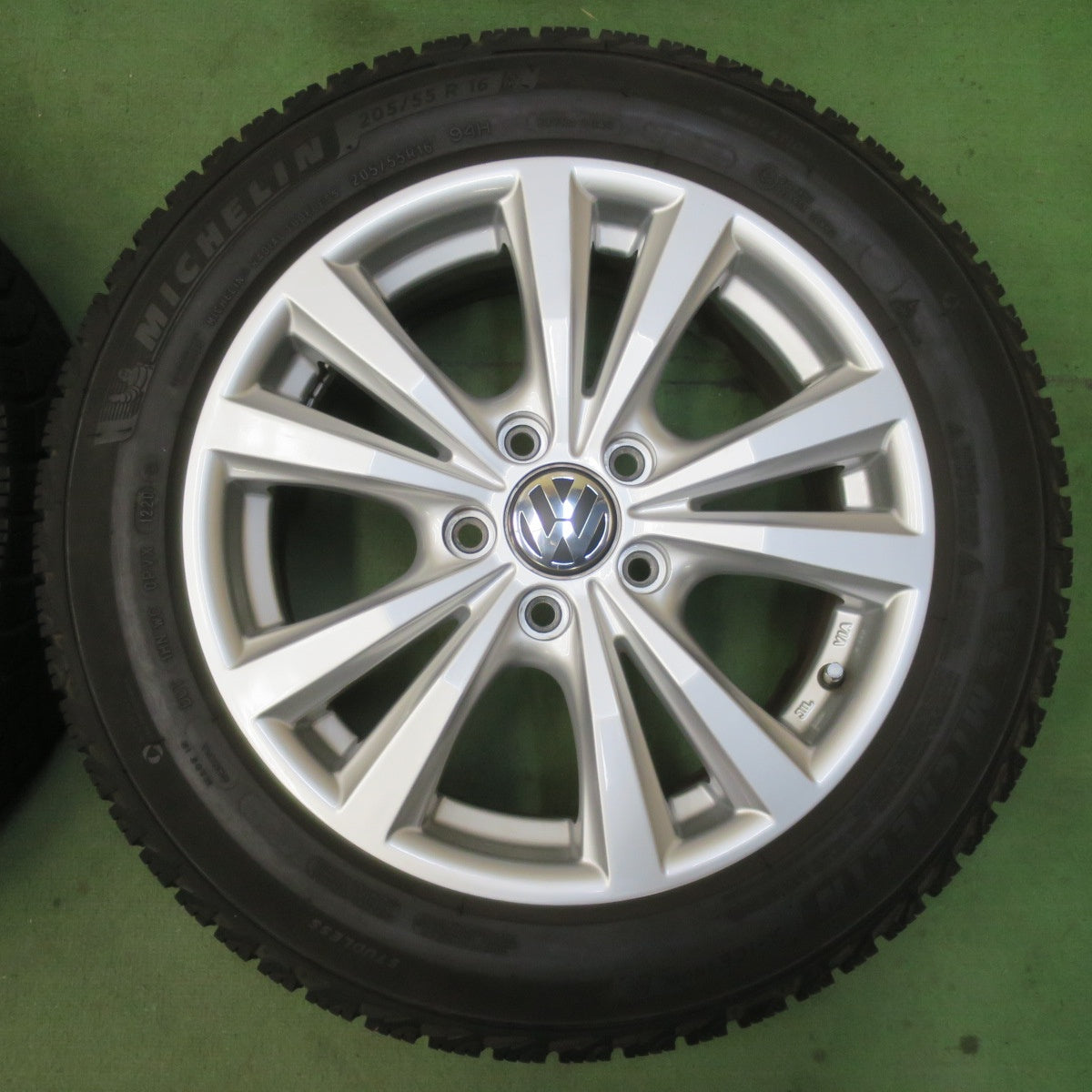 バリ溝！22年！キレイ！9.5分★ワーゲン 等 TAS 205/55R16 スタッドレス ミシュラン X-ICE SNOW 社外 アルミ 16インチ PCD112/5H★6040702イス
