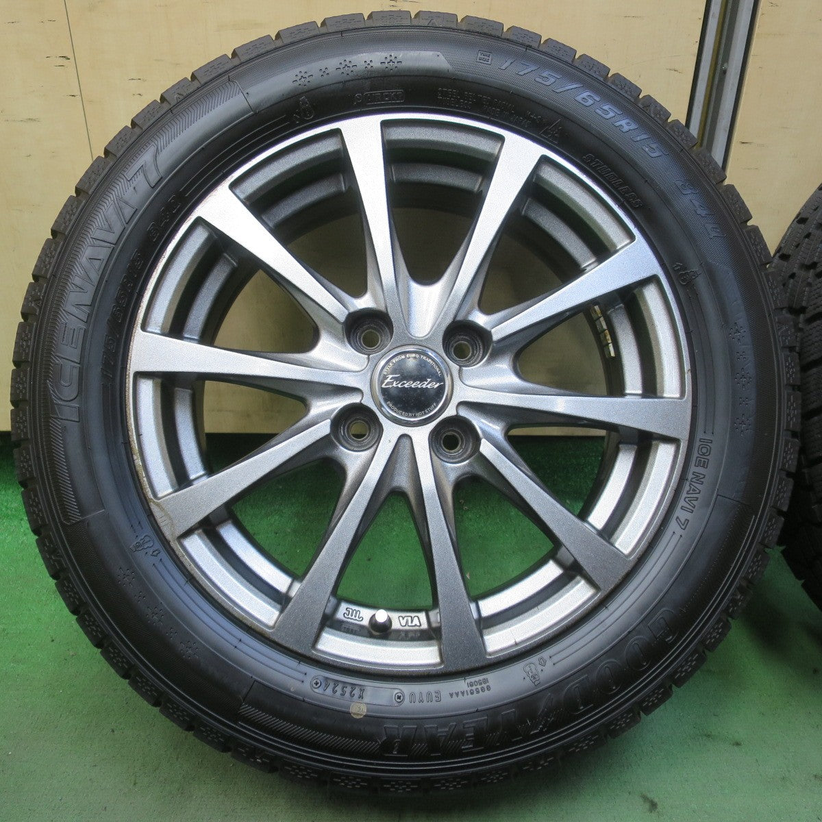 超バリ溝！24年！9.5分以上◎スタッドレス 175/65R15 グッドイヤー アイスナビ7 Exceeder エクシーダー 15インチ PCD100/4H◎6072703イス
