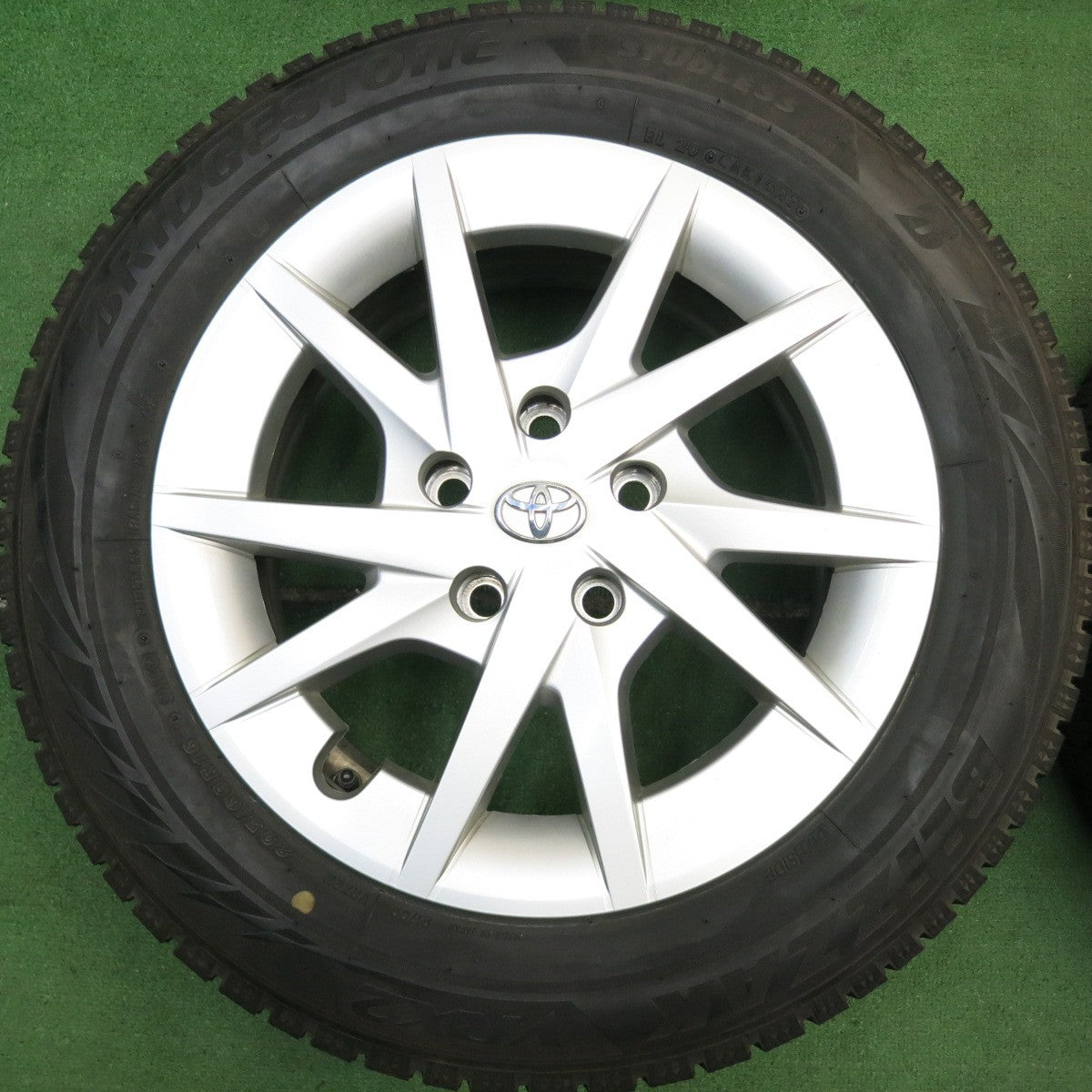 バリ溝！23年！キレイ！9分★トヨタ プリウスα 純正 205/60R16 スタッドレス ブリヂストン ブリザック VRX2 16インチ PCD114.3/5H★5061303HAス