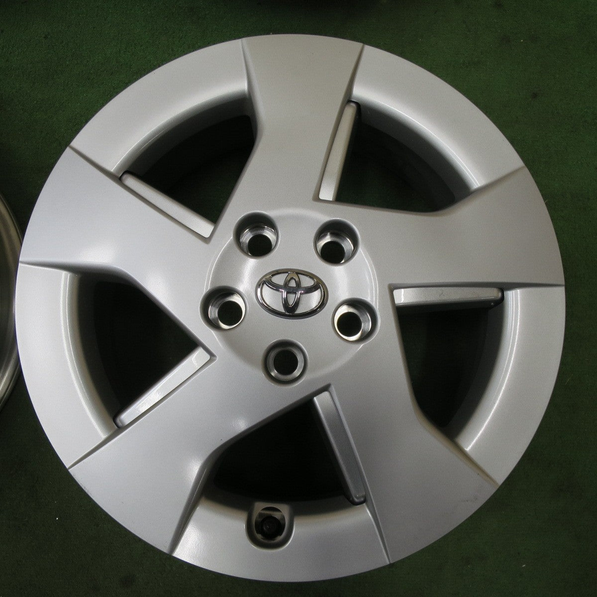 新車外し★トヨタ 30系 プリウス 純正 ホイール 15インチ 15×6J PCD100/5H★6020201NGホ