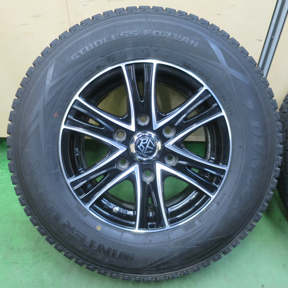 バリ溝！9.5分★ハイエース 等 195/80R15 107/105L スタッドレス ダンロップ ウインターマックス SV01 BE LIMITED 15インチ PCD139.7/6H★5071501TTス