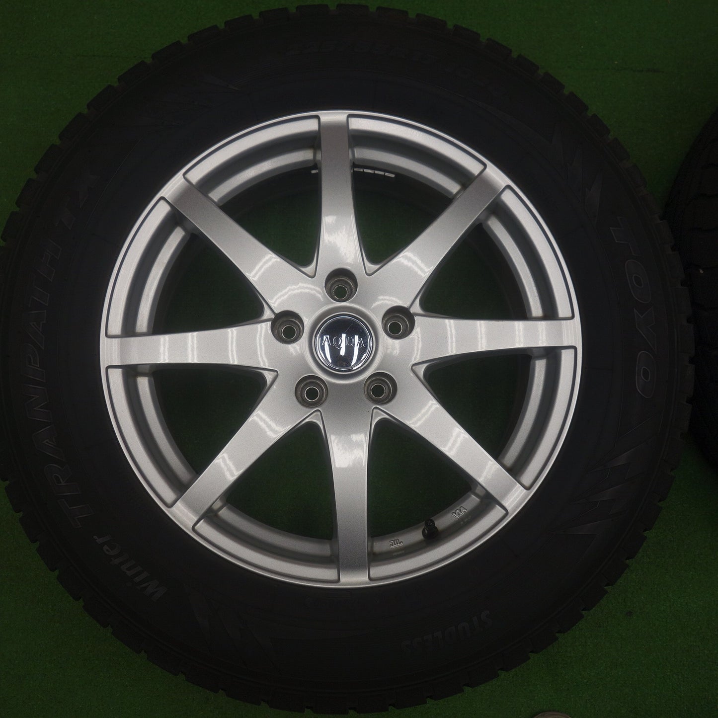バリ溝！22年！キレイ！9.5分★スタッドレス 225/65R17 トーヨー ウインター トランパス TX AQUA アクア 17インチ PCD114.3/5H★6040303KTス