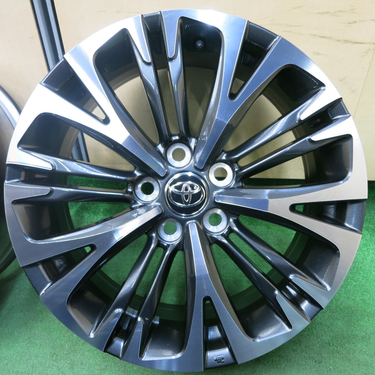 [送料無料] キレイ★トヨタ ヤリスクロス Z 純正 ホイール 18インチ 18×7J PCD114.3/5H★4110801SYホ