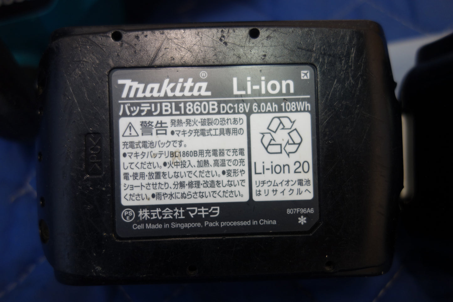 [送料無料] キレイ！バッテリー2個☆マキタ 300mm 充電式 チェーンソー MUC306D 電動 切断機 チェンソー 2口 急速 充電器 DC18RD AC100V 専用 makita☆