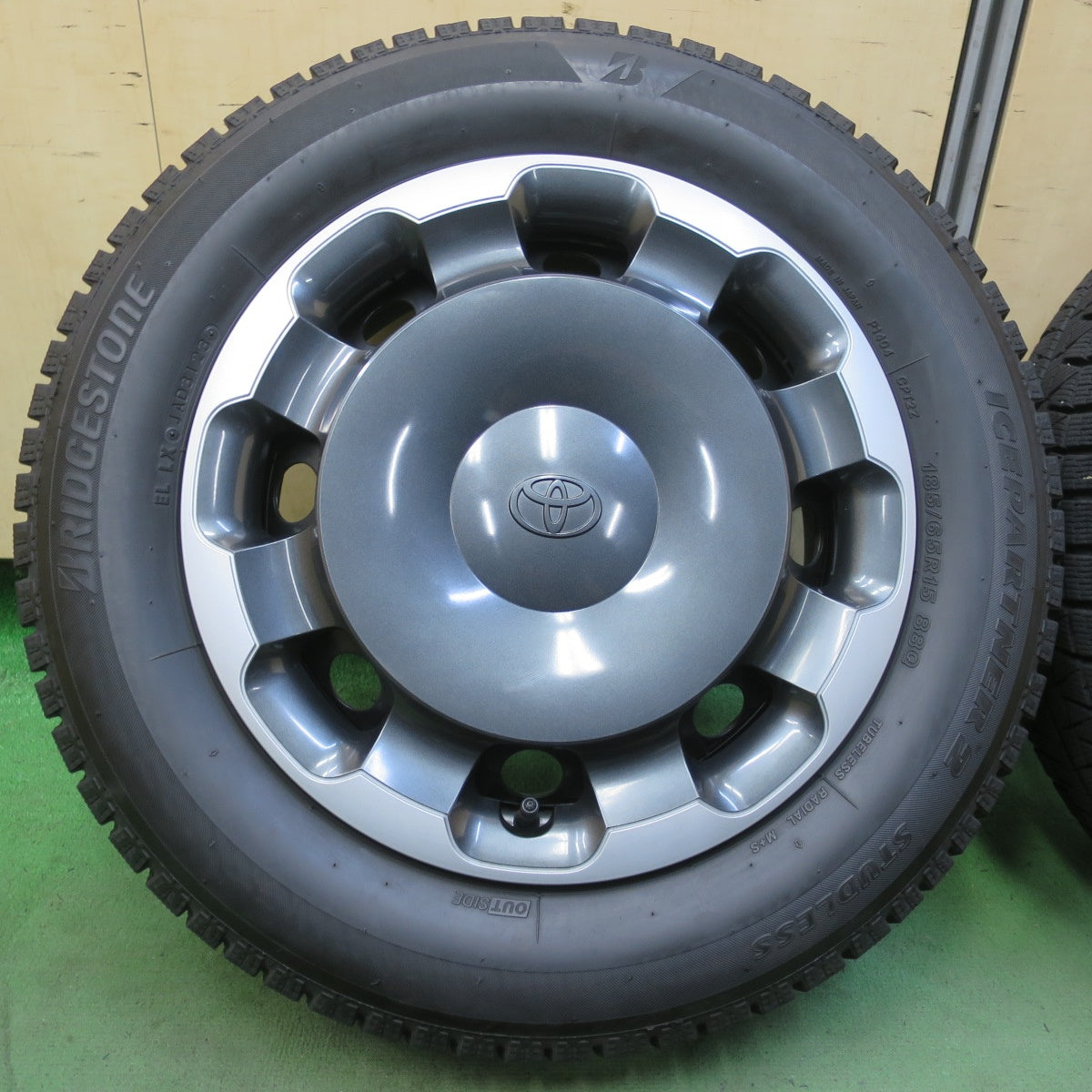 バリ溝！23年！キレイ！9分★トヨタ シエンタ Zグレード 純正 スチール 185/65R15 スタッドレス ブリヂストン アイスパートナー2 15インチ PCD100/5H★6060910イス