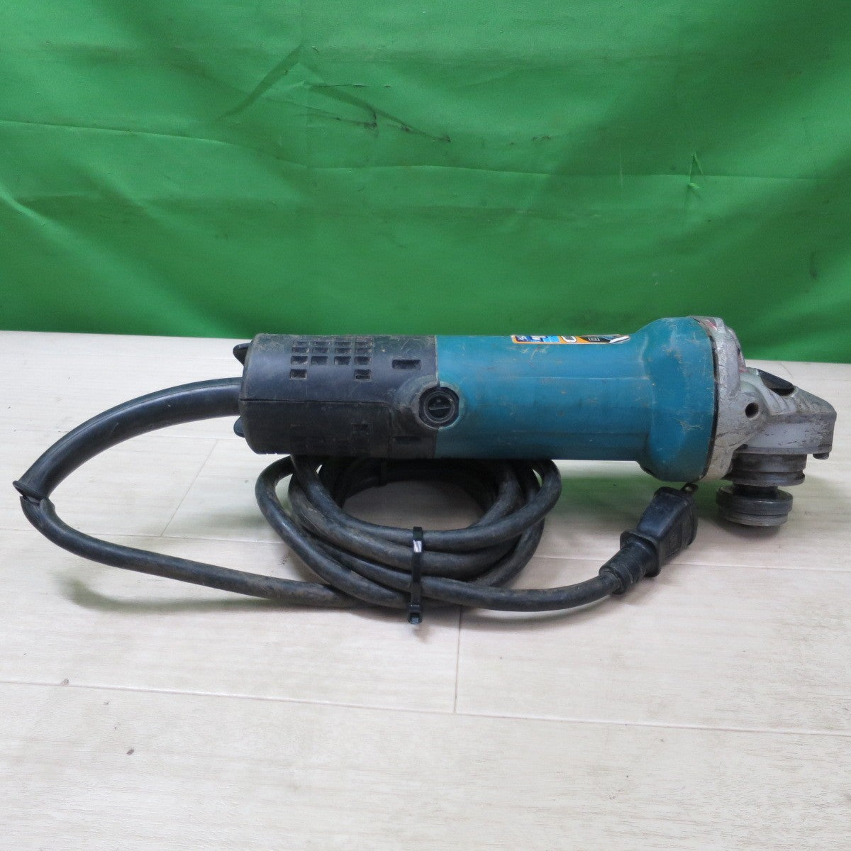 [送料無料] ☆マキタ 100mm ディスクグラインダ 9533B 電動 工具 100V makita コード式 研削 研摩 研磨 機☆
