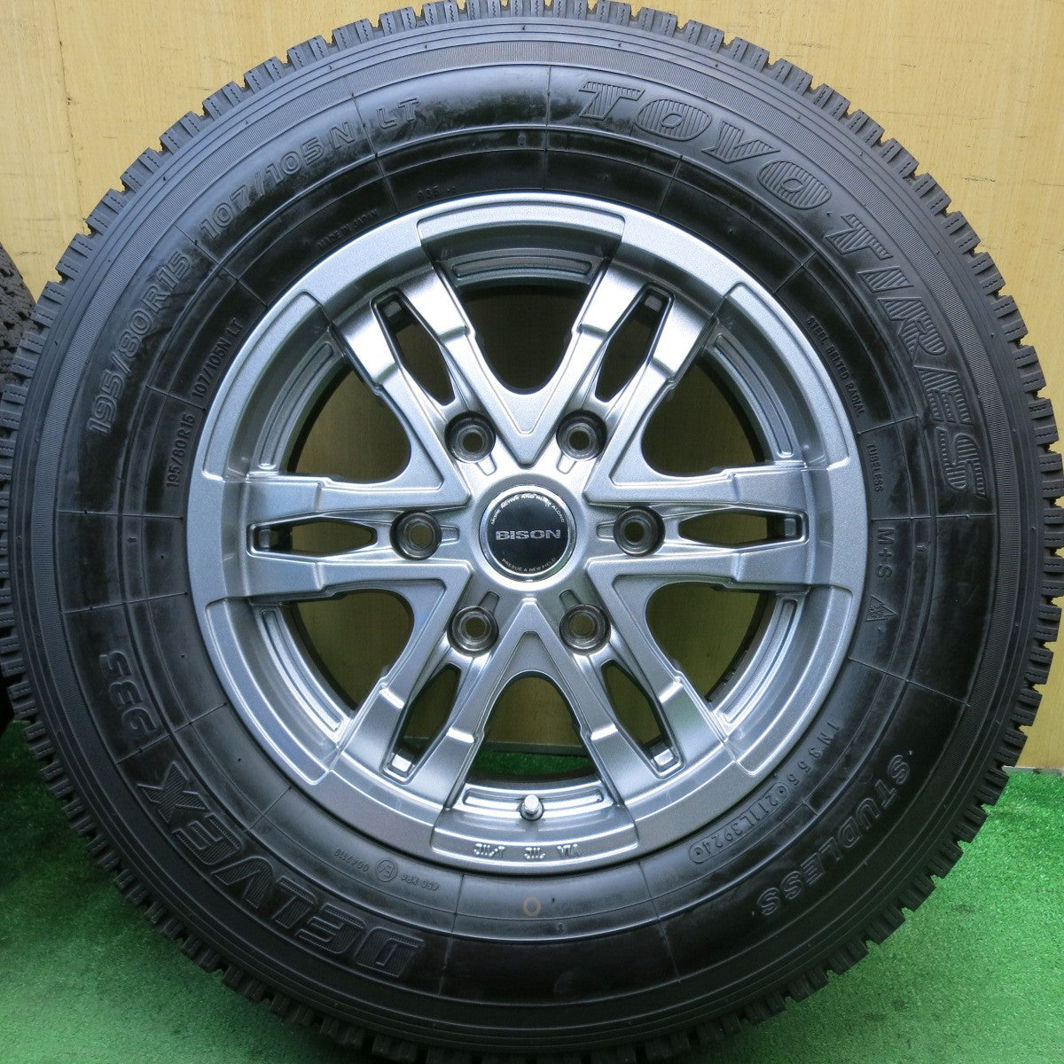 バリ溝！24年！キレイ！9.5分★ハイエース 等 195/80R15 107/105N トーヨー デルベックス 935 BISON BN-03 バイソン 15インチ PCD139.7/6H★5071903HAス