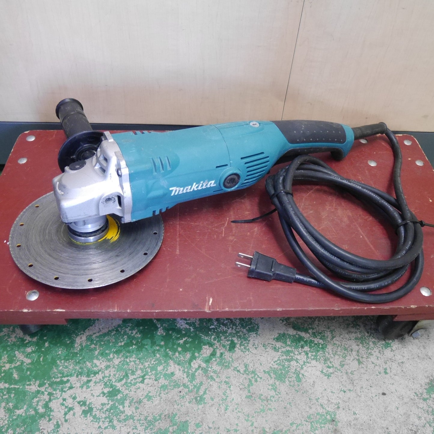 [送料無料] ☆マキタ 150mm ディスクグラインダー GA6021C 電動 工具 研削 研摩 研磨 機 コード式 100V makita☆
