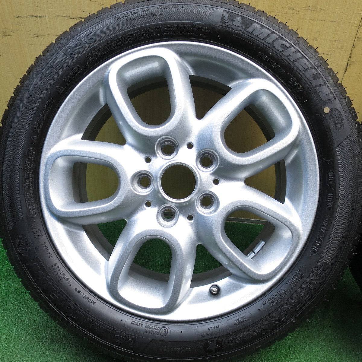 [送料無料] 新車外し★MINI ミニ クーパー F55 F56 F57 純正 195/55R16 ミシュラン エナジーセイバー 16インチ PCD112/5H★5031008Hノ