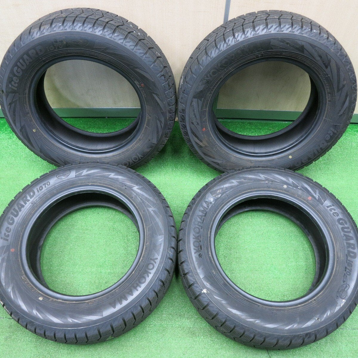 バリ溝！21年！9.5分以上★スタッドレス 195/65R15 ヨコハマ アイスガード iG70 タイヤ 15インチ プリウス ノア ヴォクシー セレナ等★4120703NJスタ