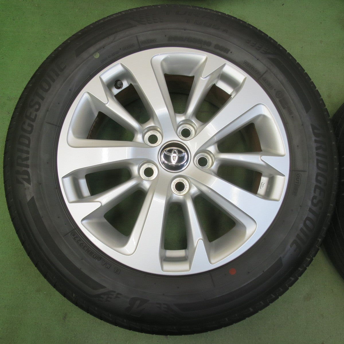 キレイ！22年◎トヨタ ヤリスクロス Gグレード 純正 205/65R16 ブリヂストン トランザ T005A 16インチ PCD114.3/5H◎6093006イノ