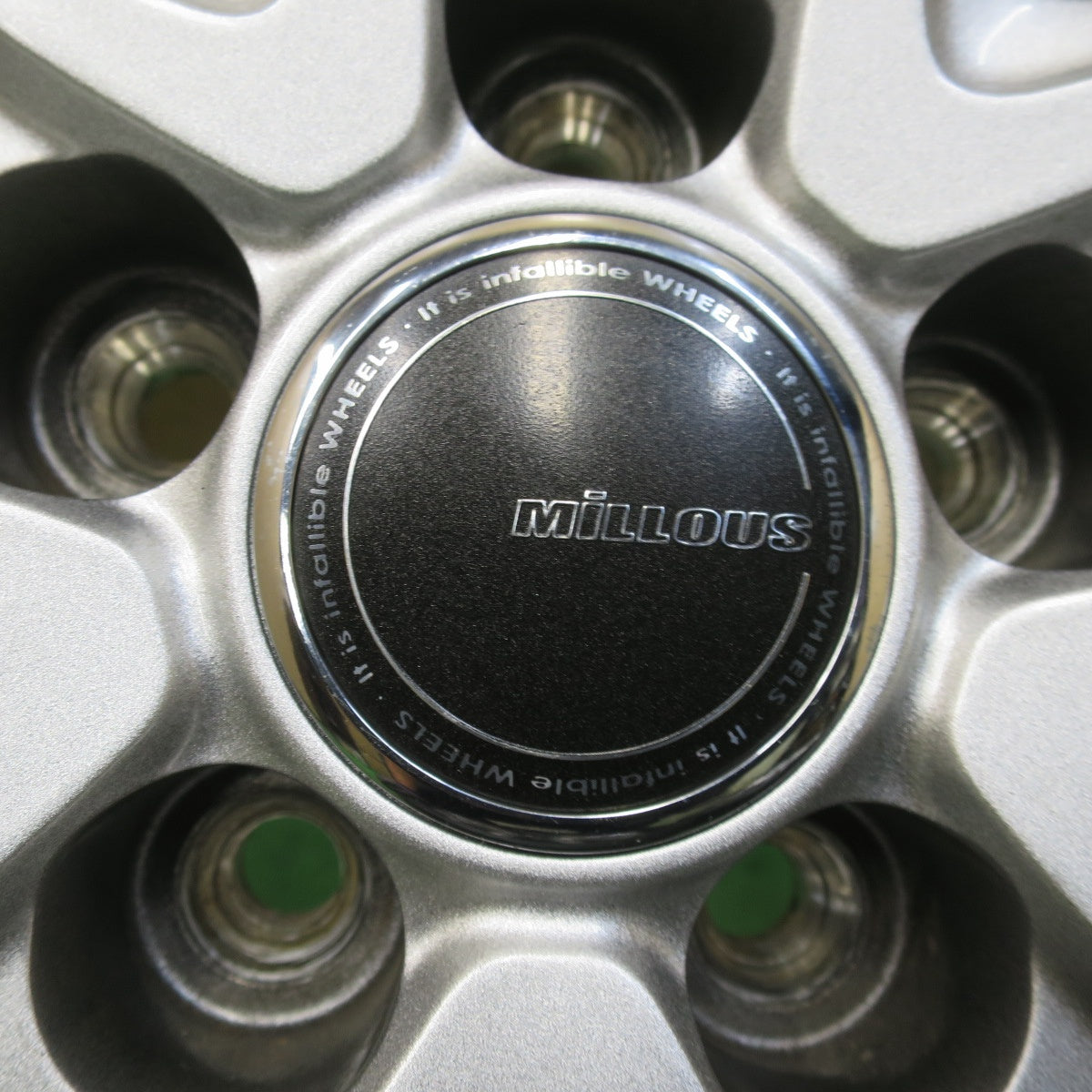 バリ溝！22年！キレイ！9.5分以上★ライズ ロッキー レックス 等 195/65R16 スタッドレス ブリヂストン ブリザック VRX2 MiLLOUS ミルアス 16インチ PCD100/5H★5102705イス