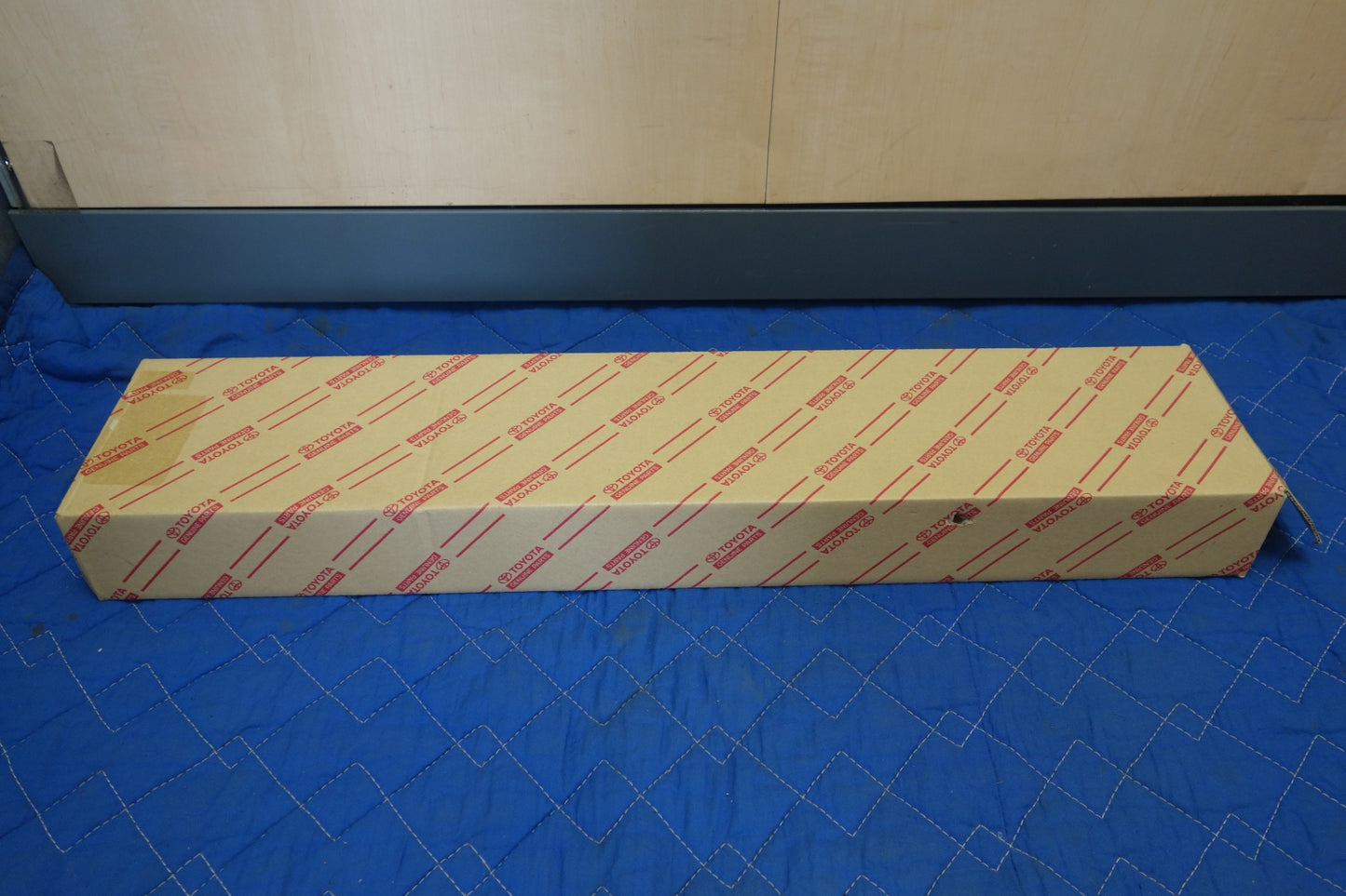 [送料無料] 新車外し☆トヨタ 215系 ハイラックス サーフ 純正 リア ガーニッシュ 08409-35060 ブラック カー パーツ☆