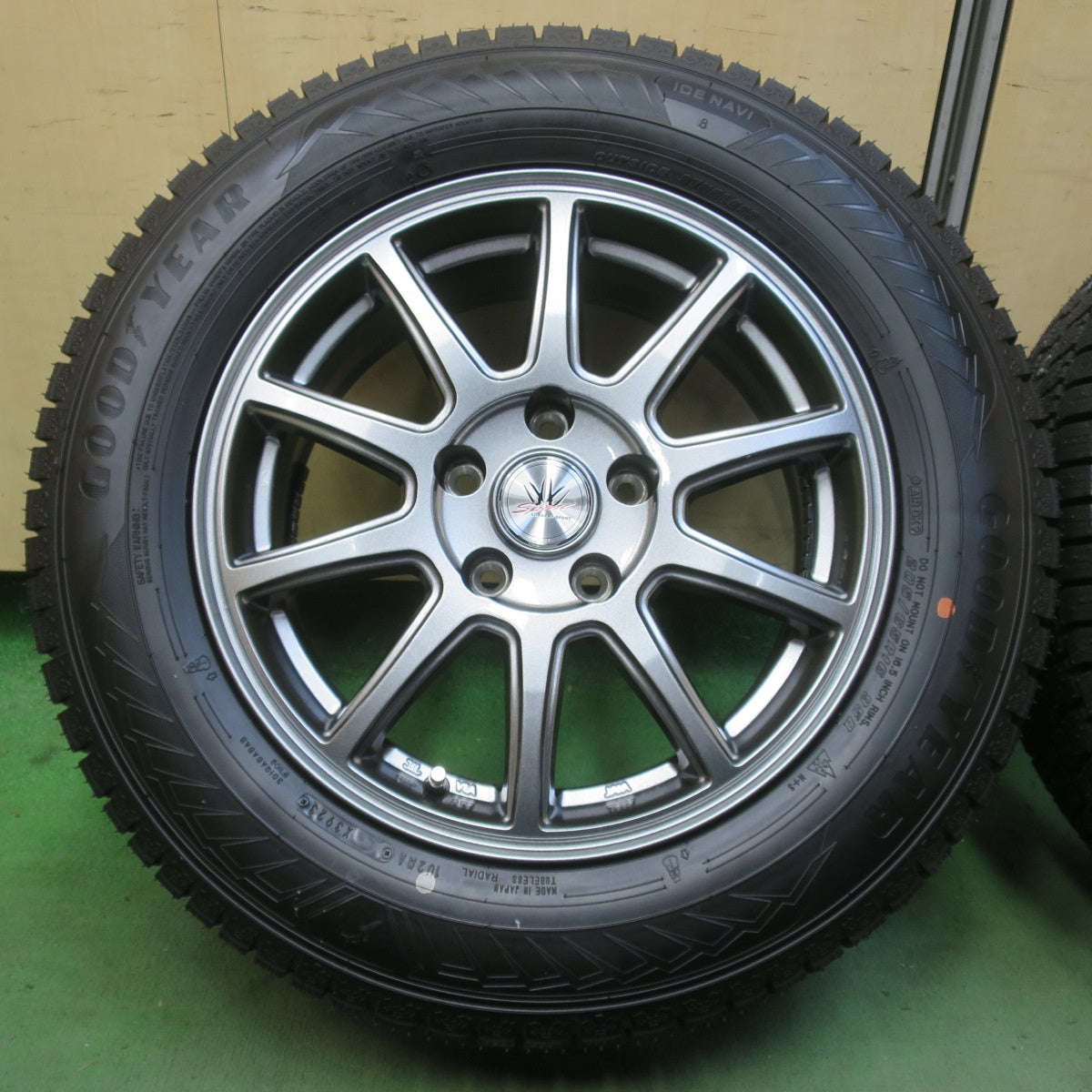 未使用！23年★LOXARNY SPORT 205/65R16 スタッドレス グッドイヤー アイスナビ8 ロクサーニ スポーツ 16インチ PCD114.3/5H★6042513イス