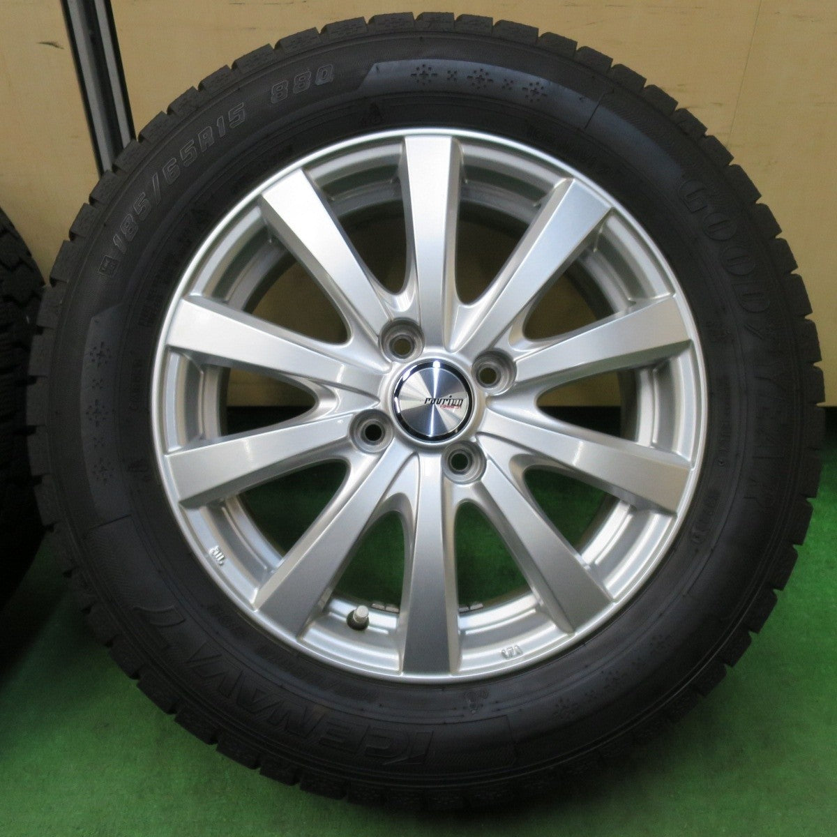 バリ溝！22年！キレイ！9.5分★スタッドレス 185/65R15 グッドイヤー アイスナビ7 ravrion RS01 ラブリオン 15インチ PCD100/4H★4113003イス