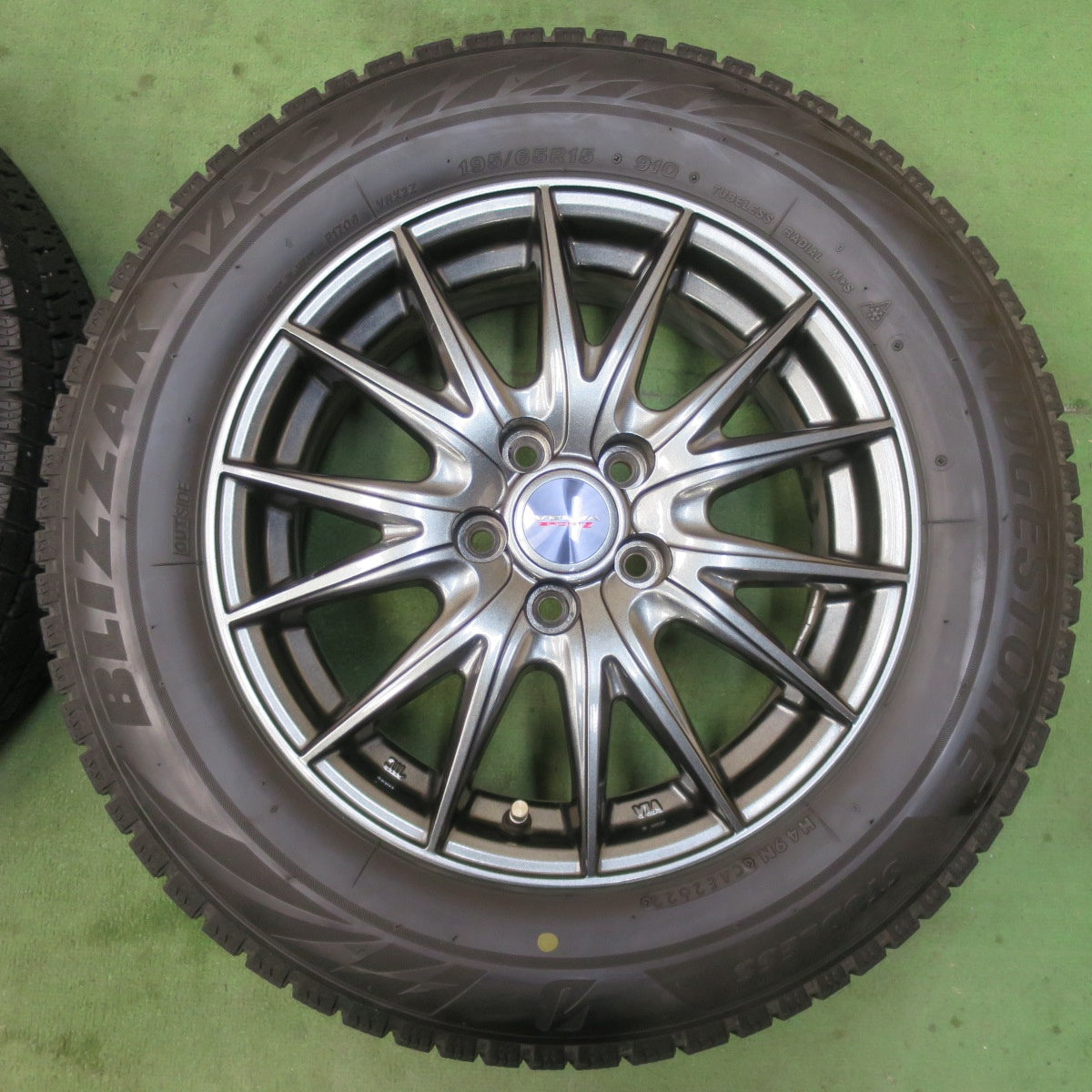 バリ溝！22年！キレイ！9.5分以上★プリウス 等 195/65R15 スタッドレス ブリヂストン ブリザック VRX2 VELVA SPORTZ ヴェルヴァ 15インチ PCD100/5H★6012005イス