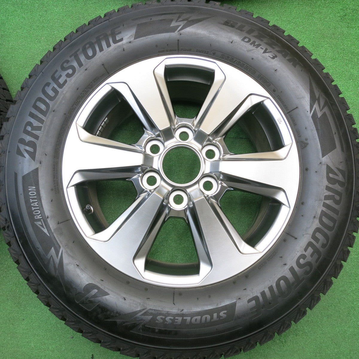 バリ溝！22年！キレイ！9.5分★トヨタ ランクル 300 純正 265/65R18 スタッドレス ブリヂストン ブリザック DM-V3 18インチ PCD139.7/6H★5112901HAス