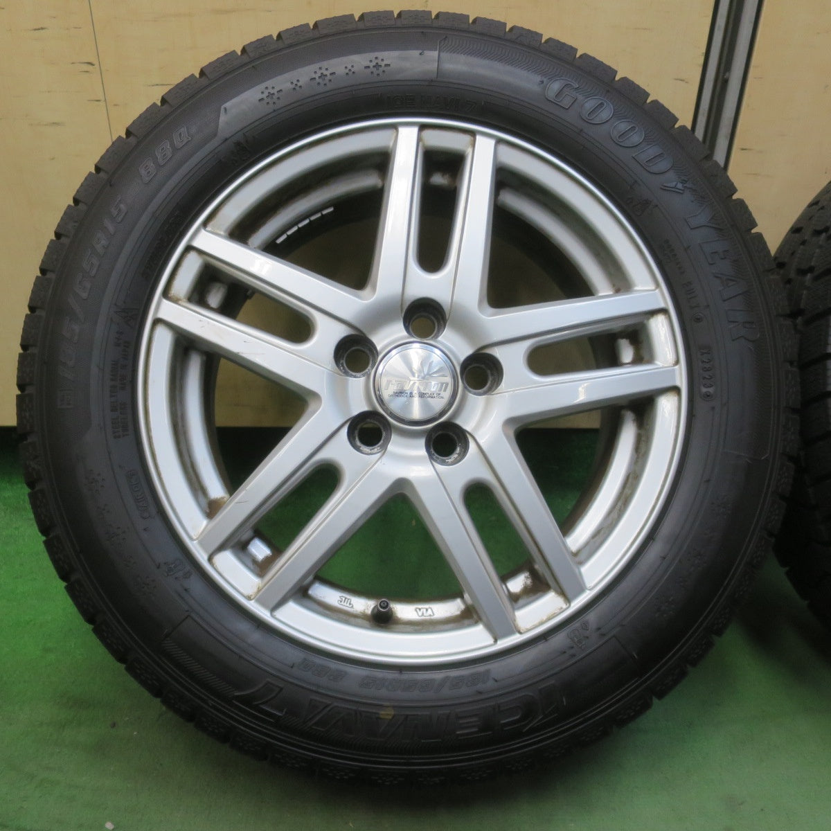 ほぼ未使用！23年★プリウス 等 185/65R15 スタッドレス グッドイヤー アイスナビ7 ravrion ラブリオン 15インチ PCD100/5H★6031404イス