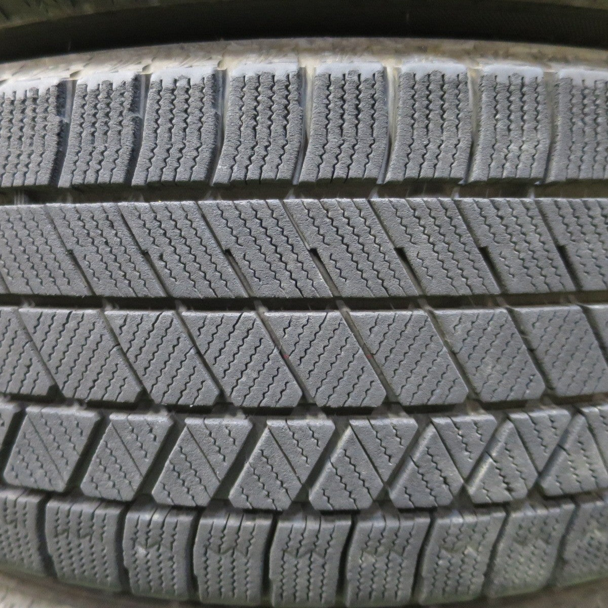 バリ溝！23年！キレイ！8.5分◎スタッドレス 195/60R17 ブリヂストン ブリザック VRX3 BALMINUM AR12 バルミナ 17インチ PCD114.3/5H◎6100504NGス