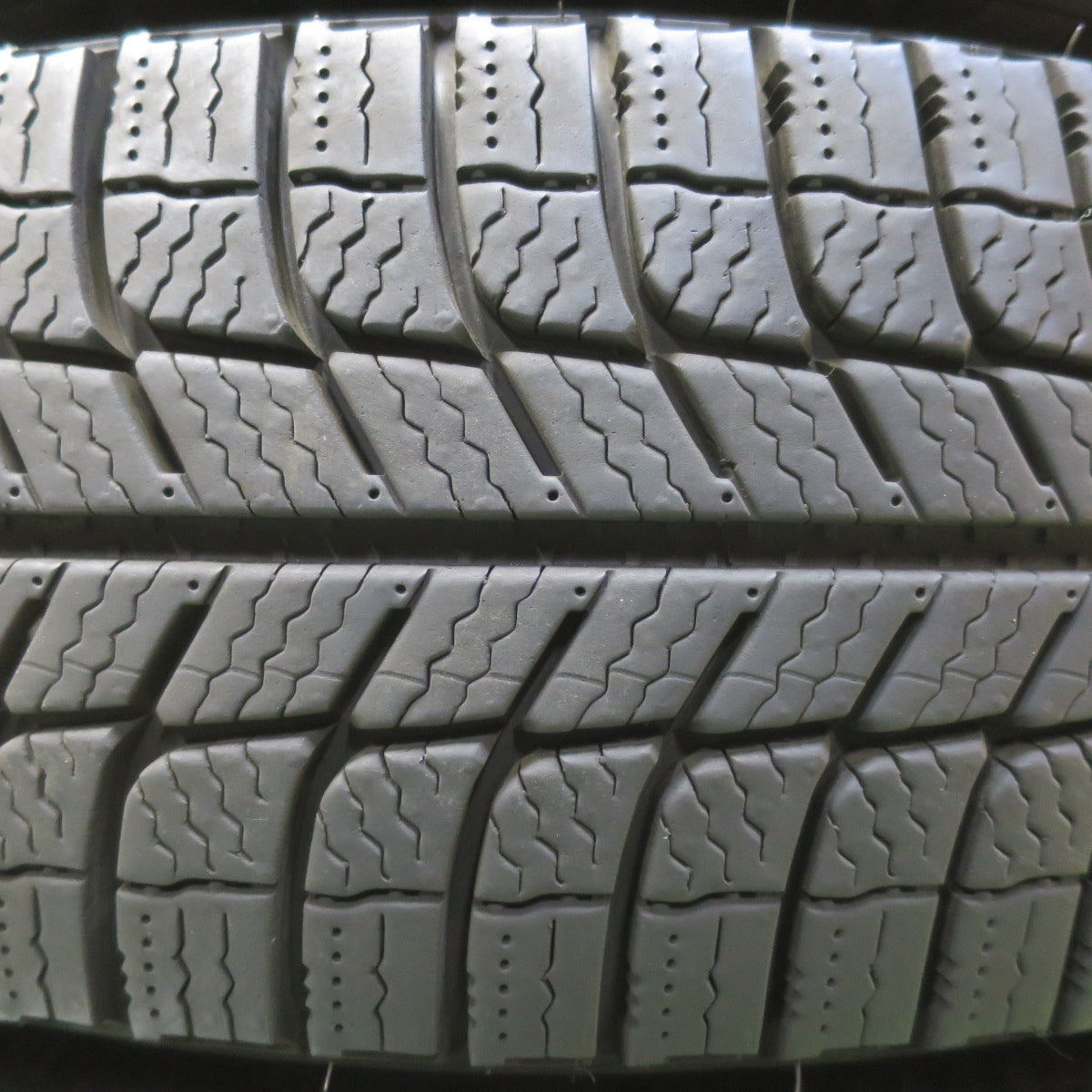バリ溝！25年！キレイ！9.5分以上◎KEELER TACTICS 195/80R15 107/105R スタッドレス ミシュラン AGILIS X-ICE キーラー タクティクス 15インチ PCD139.7/6H◎6091903イス