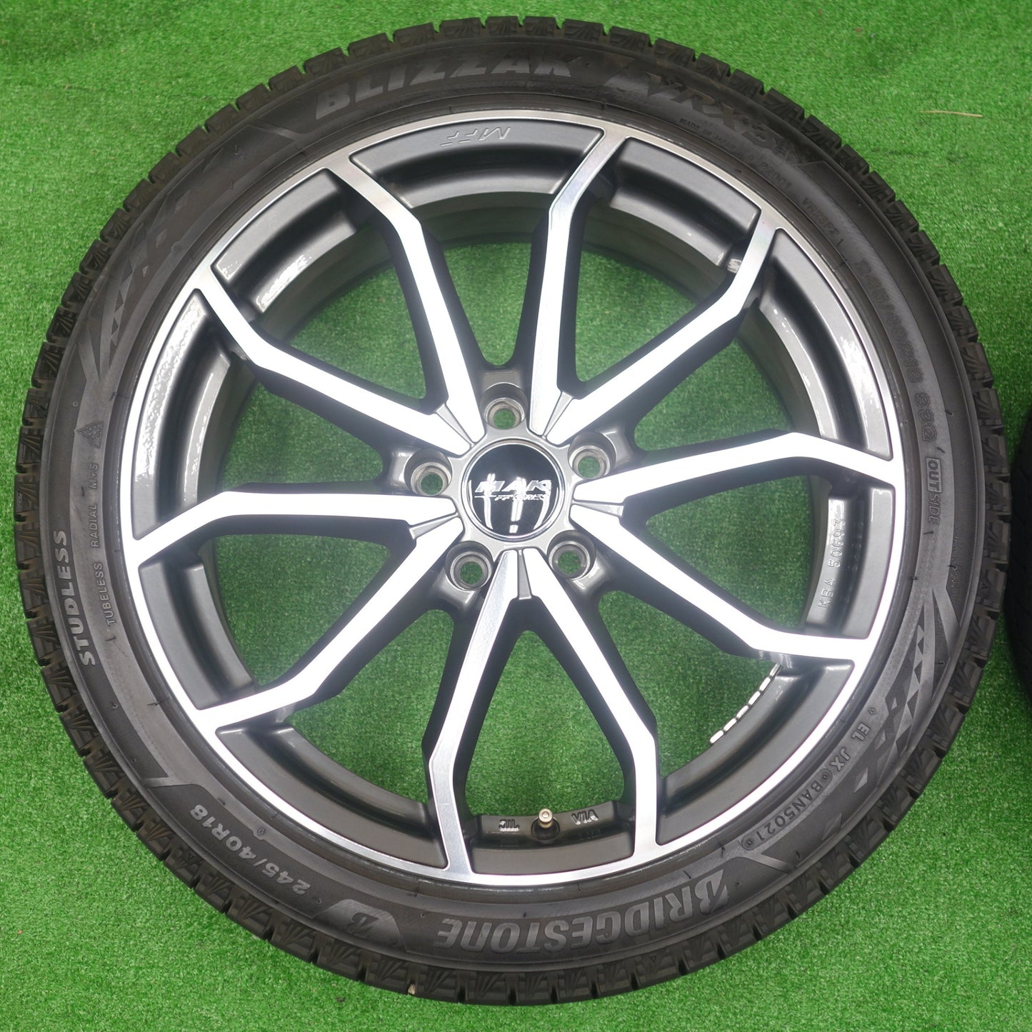 バリ溝！キレイ！9.5分★アウディ 等 MAK LOWE FF MFF 245/40R18 スタッドレス ブリヂストン ブリザック VRX3 レーベ レーヴェ 18インチ PCD112/5H★5122507KTス