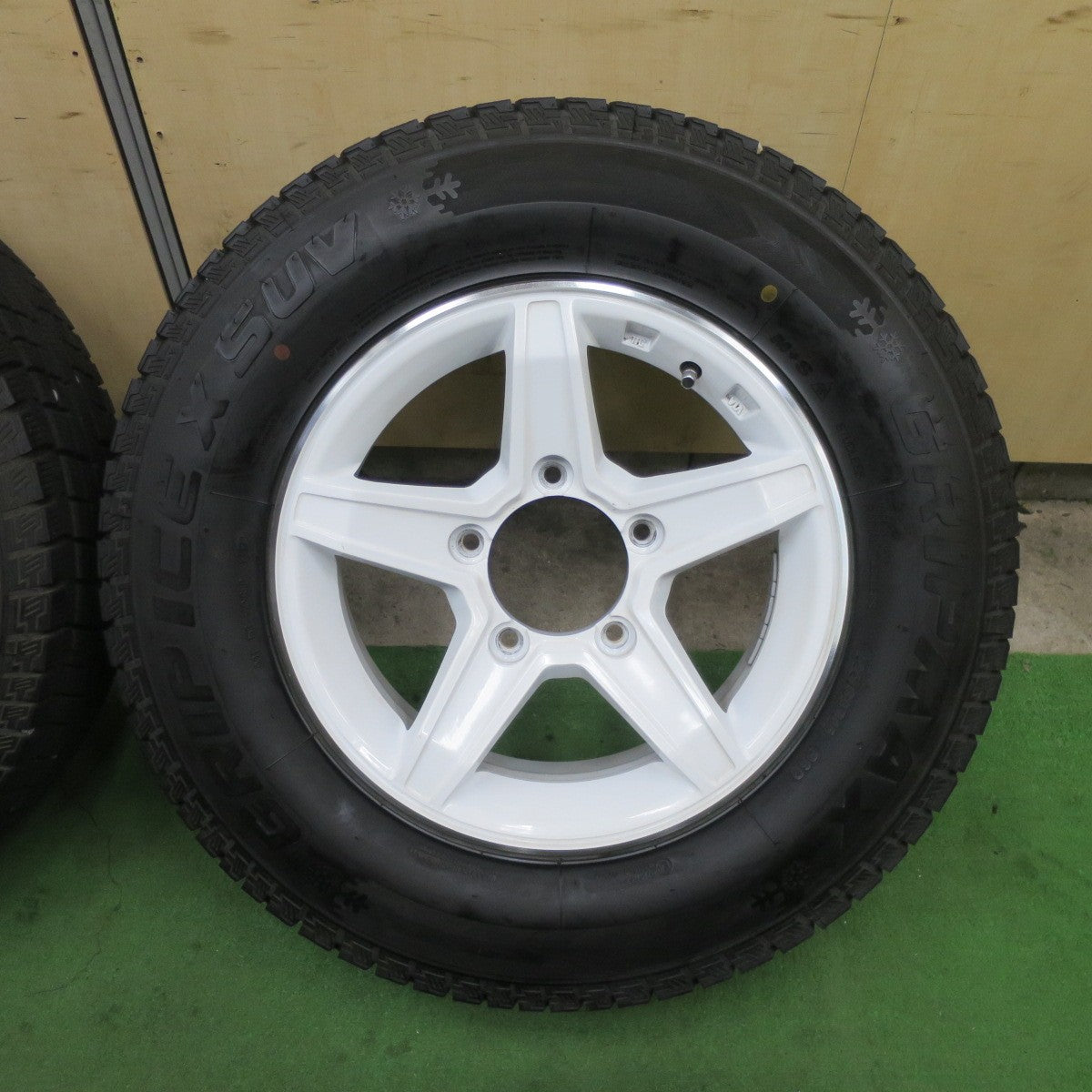 バリ溝！23年！キレイ！9.5分★ジムニー シエラ 等 195/80R15 スタッドレス グリップマックス GRIP ICE SUV 社外 アルミ 15インチ PCD139.7/5H★6042701TTス