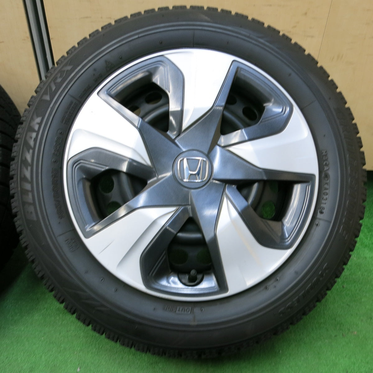 *送料無料* バリ溝！8.5分★ホンダ フィット 純正 スチール 185/60R15 スタッドレス ブリヂストン ブリザック VRX PCD100/4H★4052807イス