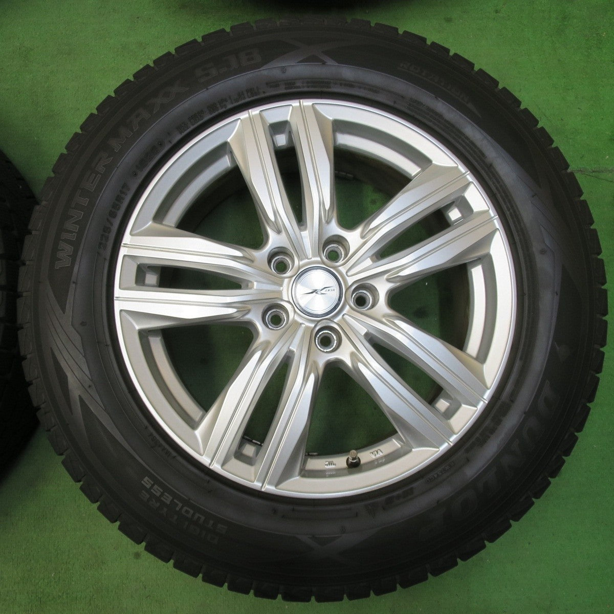 バリ溝！キレイ！9分★スタッドレス 225/65R17 ダンロップ ウインターマックス SJ8 JOKER ジョーカー 17インチ PCD114.3/5H★5022611イス