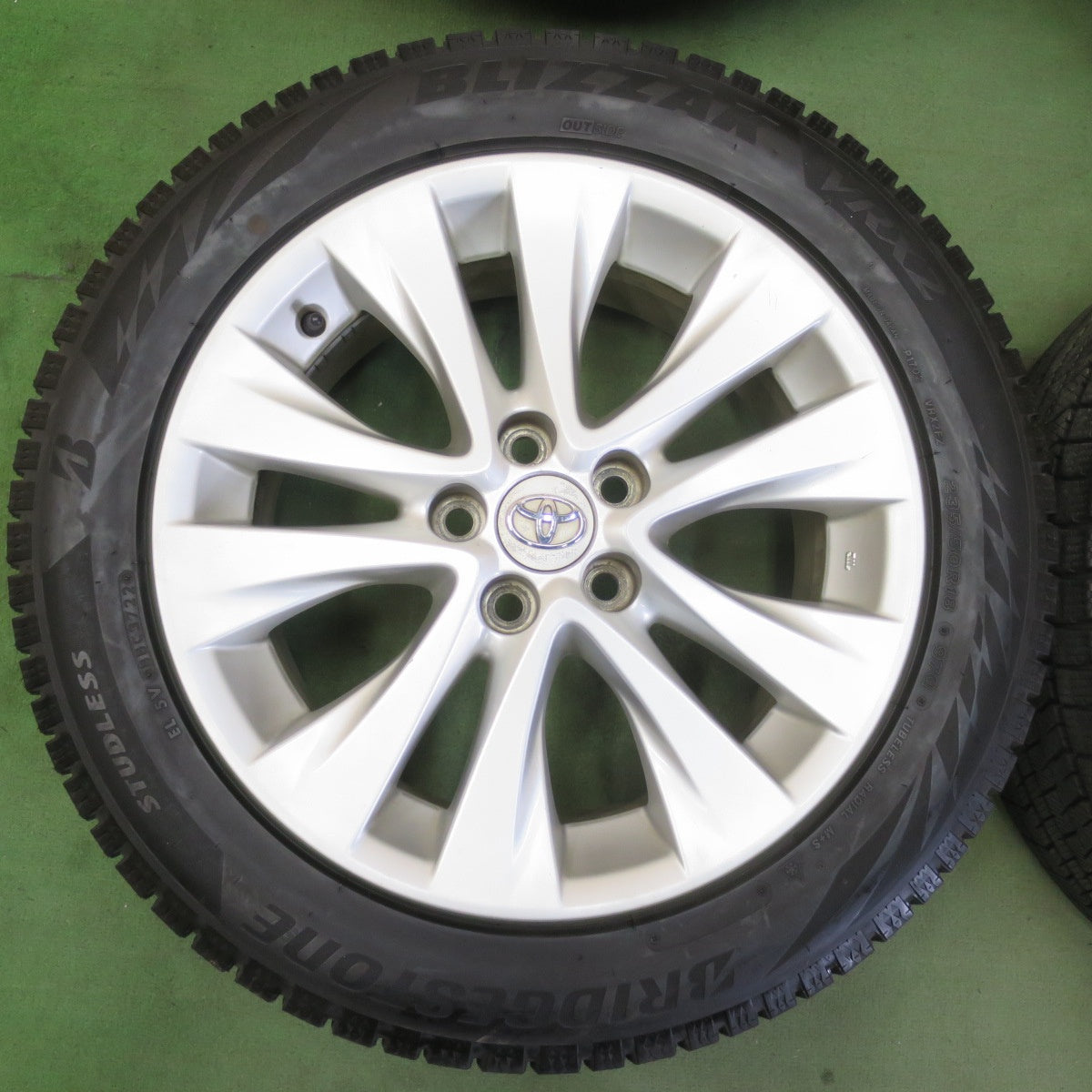 バリ溝！22年！9.5分★トヨタ 20系 アルファード ヴェルファイア 純正 235/50R18 スタッドレス ブリヂストン ブリザック VRX2 18インチ PCD114.3/5H★5110810イス