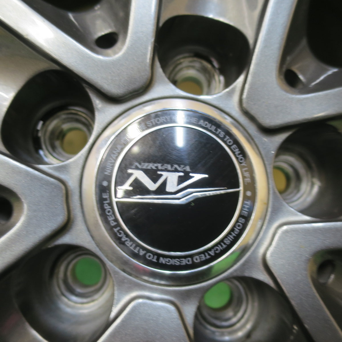 [送料無料] バリ溝！キレイ！8.5分★プリウス 等 195/65R15 スタッドレス グッドイヤー アイスナビ ZEA2 NIRVANA NV ニルヴァーナ ニルバーナ 15インチ PCD100/5H★5031707イス