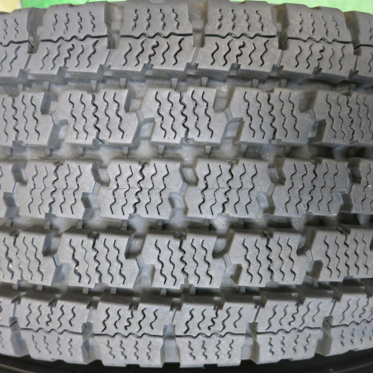 バリ溝！24年！キレイ！9.5分★ハイエース 等 195/80R15 107/105N トーヨー デルベックス 935 BISON BN-03 バイソン 15インチ PCD139.7/6H★5071903HAス