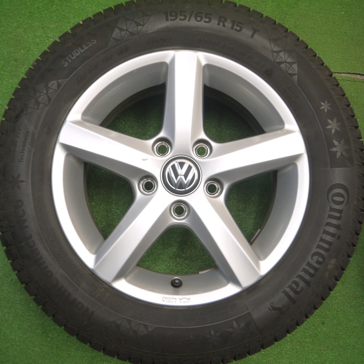 [送料無料] バリ溝！キレイ！8.5分★ワーゲン ゴルフ 純正 195/65R15 スタッドレス コンチネンタル ノースコンタクト NC6 15インチ PCD112/5H★4120305Hス