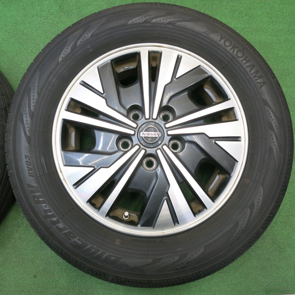 バリ溝！23年！9.5分★日産 C27 セレナ e-POWER 純正 195/65R15 ヨコハマ BluEarth-RV RV03 ブルーアース 15インチ PCD114.3/5H★6010502AKノ