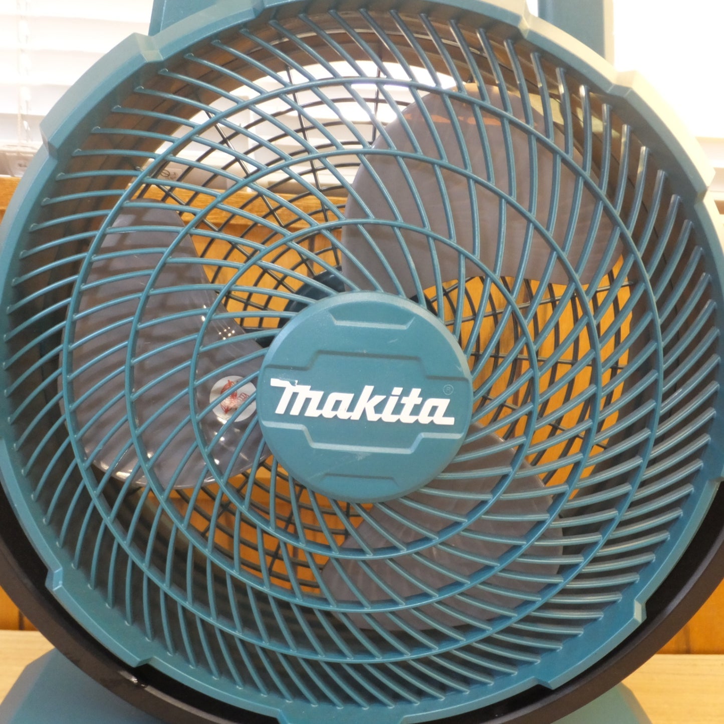 [送料無料] ★マキタ makita 充電式ファン CF203D 14.4/18V 1.6A　本体のみ★