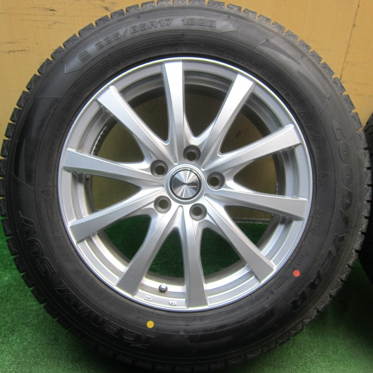 バリ溝！キレイ！9.5分以上★スタッドレス 225/65R17 グッドイヤー アイスナビ SUV ravrion RS01 ラブリオン 17インチ PCD114.3/5H★5031406TNス