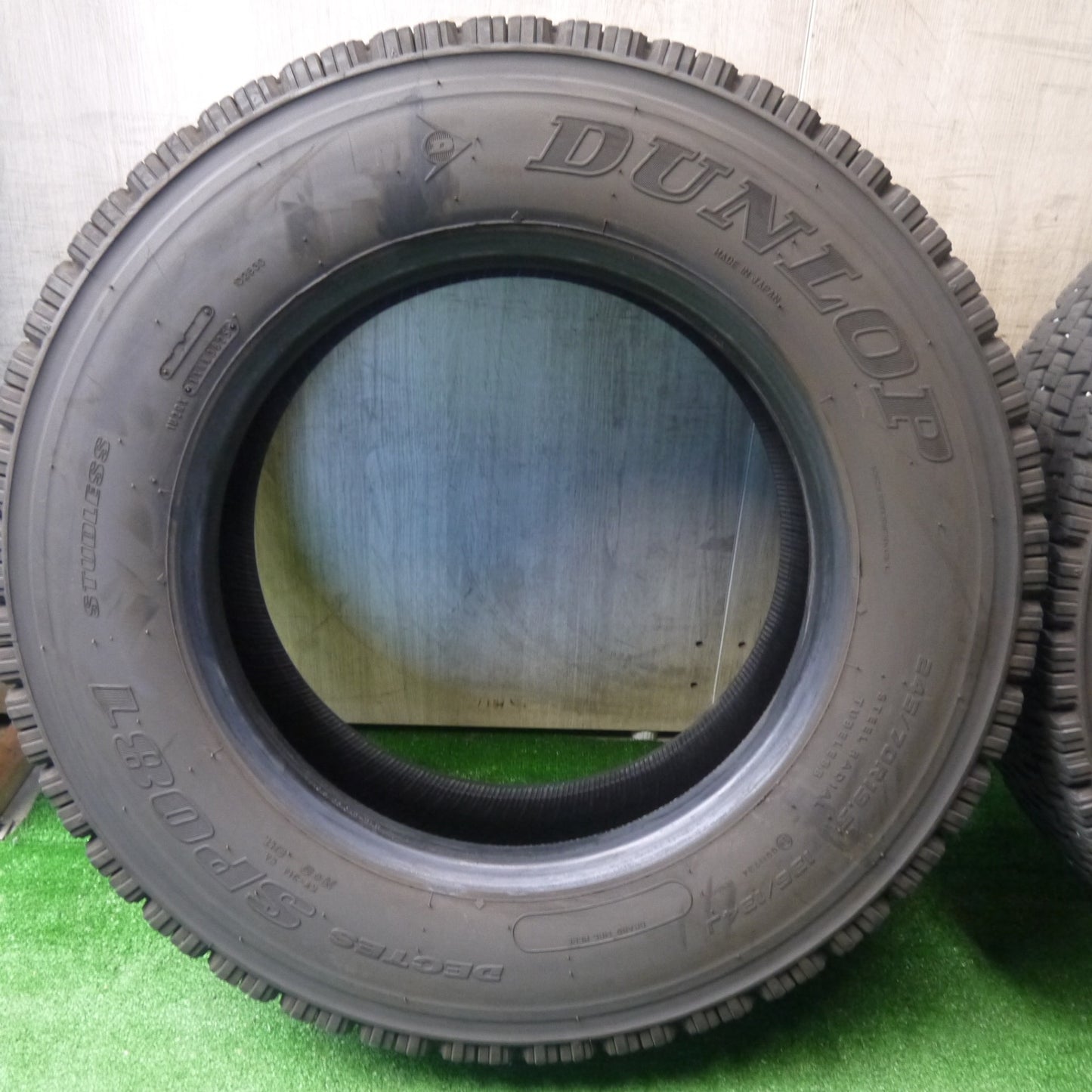 バリ溝！25年！8.5分！2本★トラック タイヤ 245/70R19.5 136/134J スタッドレス ダンロップ デクテス SP081 DECTES 19.5インチ★6052903KKスタ