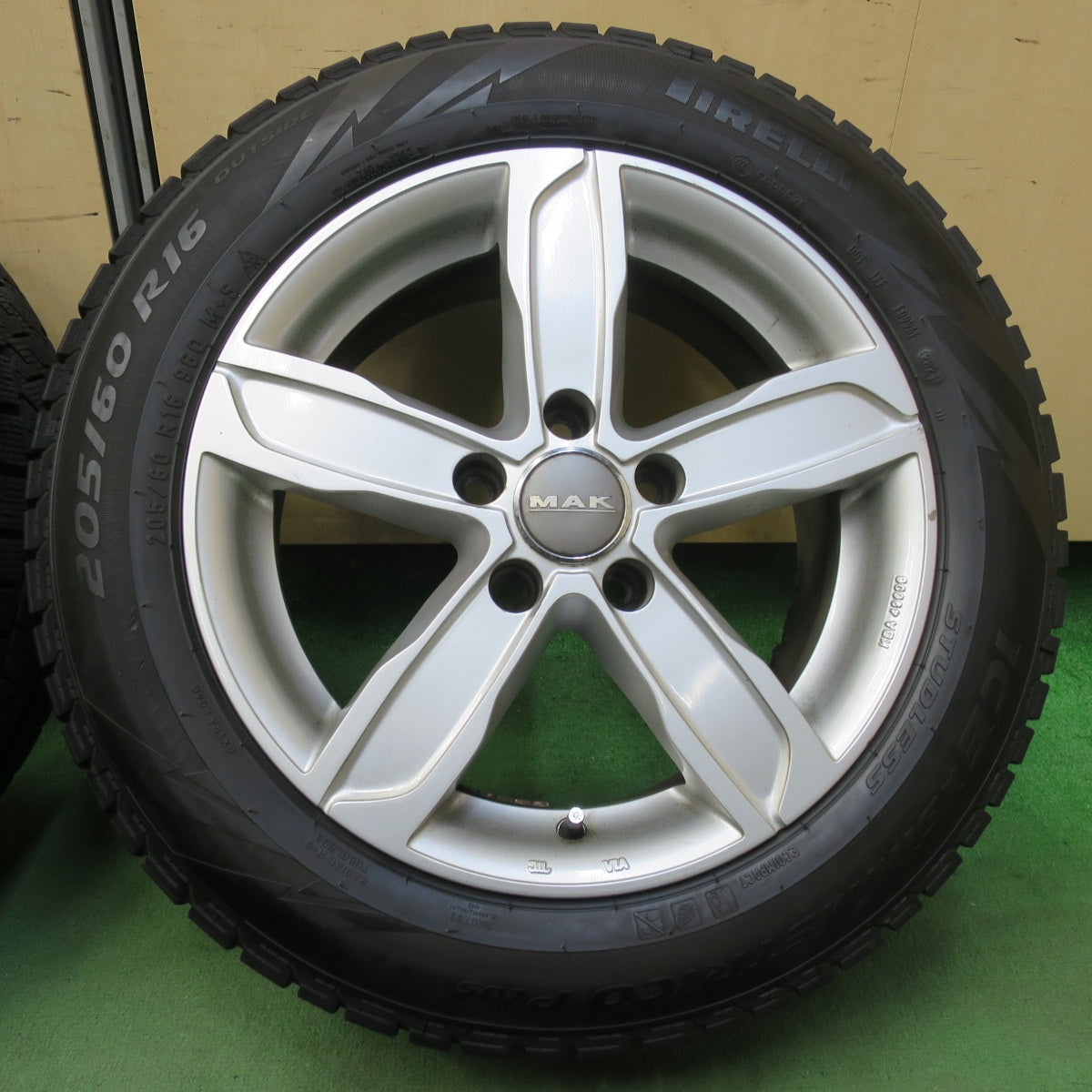バリ溝！21年！9分★アウディ A4 等 MAK STADT 205/60R16 スタッドレス ピレリ アイスアシンメトリコ プラス シュタッド 16インチ PCD112/5H★5112205イス