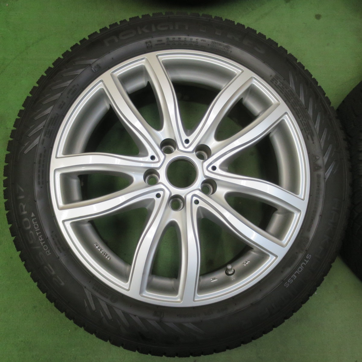 バリ溝！24年！キレイ！9.5分★BMW 等 MAK FAHR 225/50R17 スタッドレス ノキアン タイヤ ハッカペリッタ R5 ファー 17インチ PCD112/5H★6010607イス