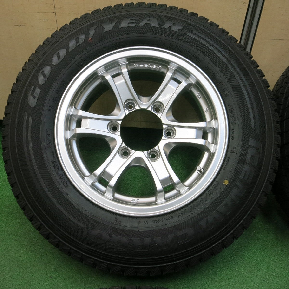*送料無料* バリ溝！キレイ！9.5分★ハイエース等  KEEELER 195/80R15 スタッドレス グッドイヤー アイスナビ カーゴ キーラー 15インチ PCD139.7/6H★4041004イス
