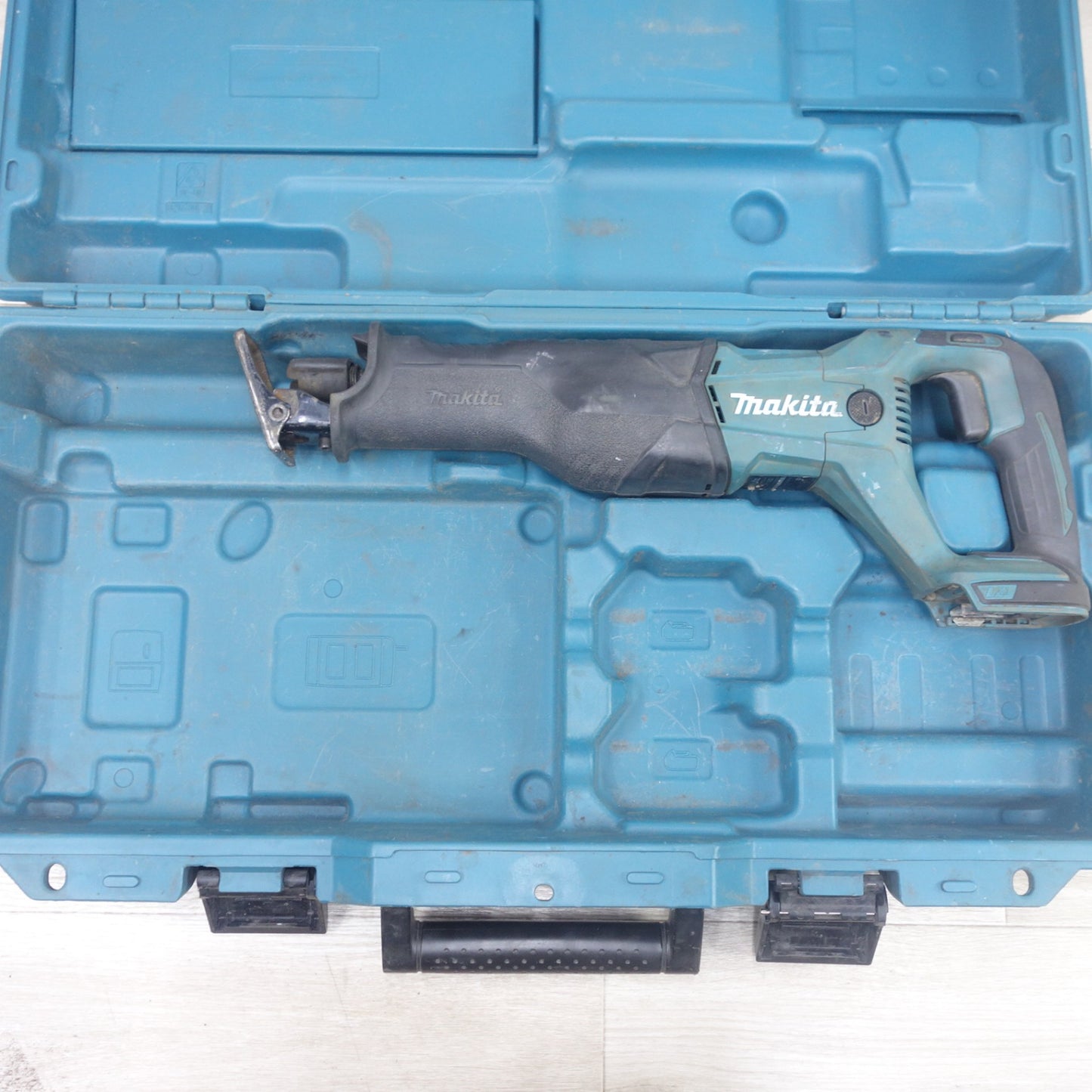 [送料無料] ◆マキタ 充電式 レシプロソー JR186D 電動 工具 切断機 セーバソー セーバーソー makita 18V ジャンク品◆