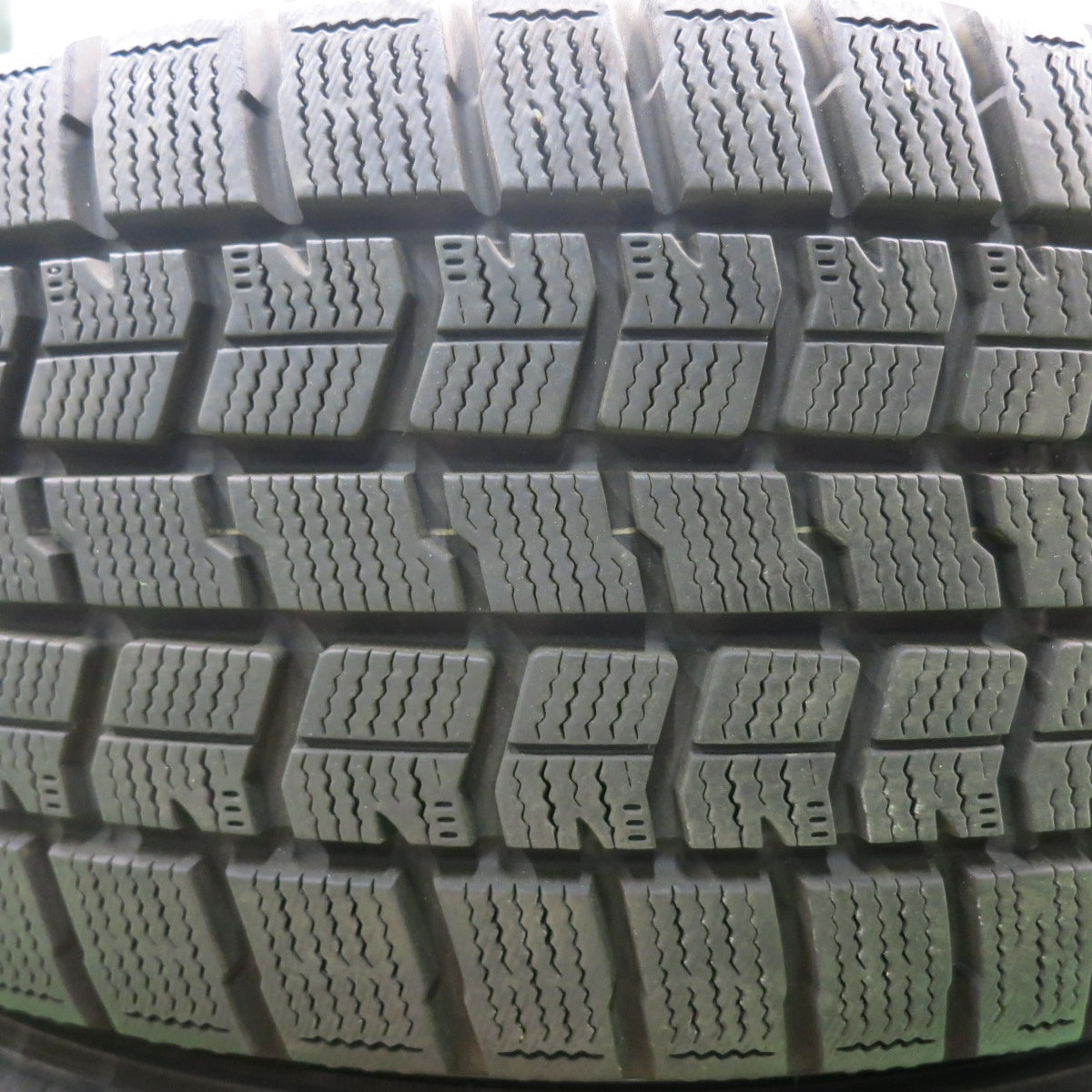 [送料無料] バリ溝！キレイ！9.5分★スタッドレス 235/50R18 グッドイヤー アイスナビ7 ravrion LUMIERE ラブリオン 18インチ PCD114.3/5H★4091502HAス