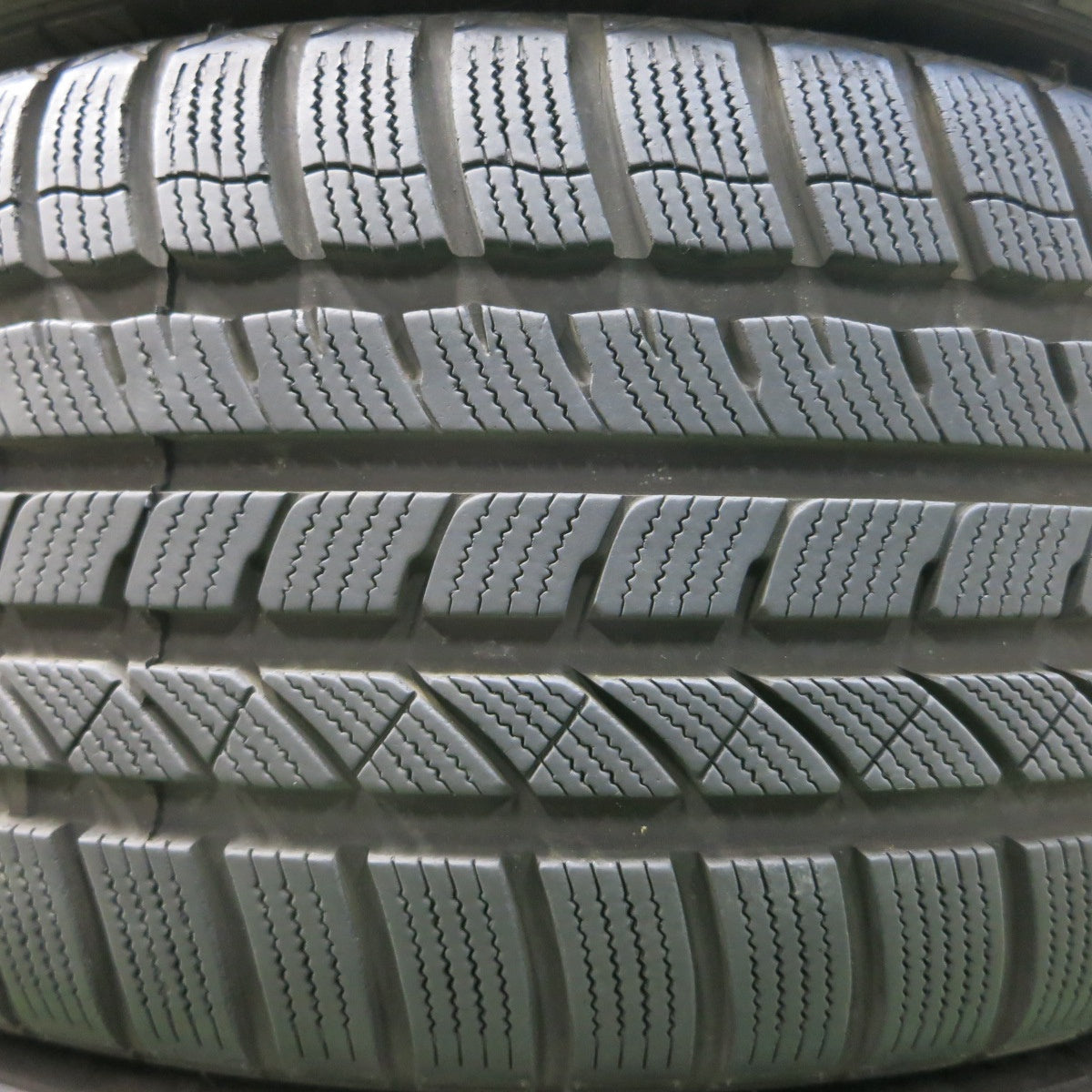*送料無料* バリ溝！キレイ！8.5分★レガシィ等 225/50R17 スタッドレス モモ NORTHPOLE W-2 Verthandi ヴェルザンディ PCD100/5H★4032707イス